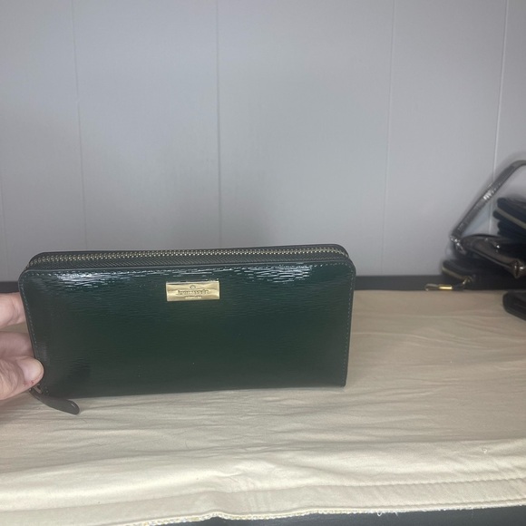Kate Spade Dark Green Zip AroundWallet - Picture 1 of 10
